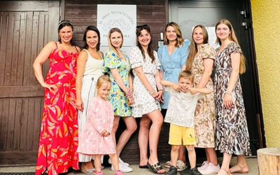 Nauczycielki przed przedszkolem Montessori